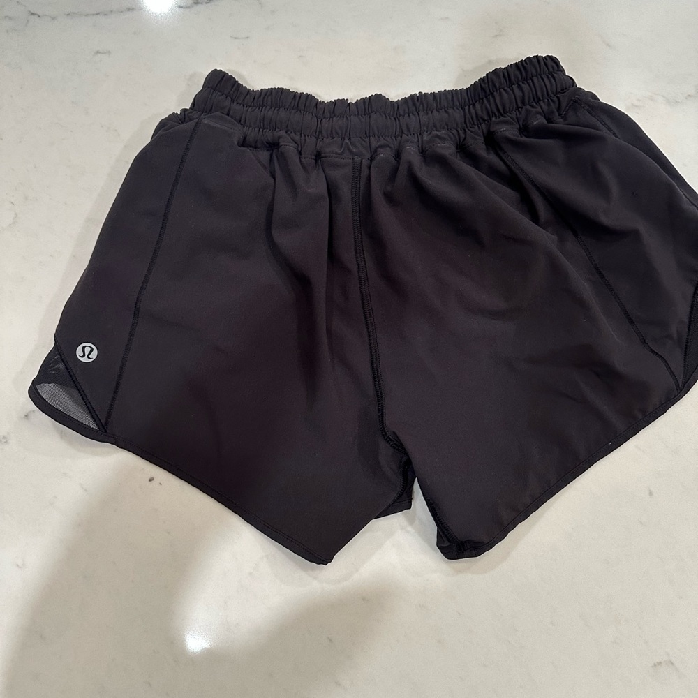 Lululemom black hotty hot 4” shorts